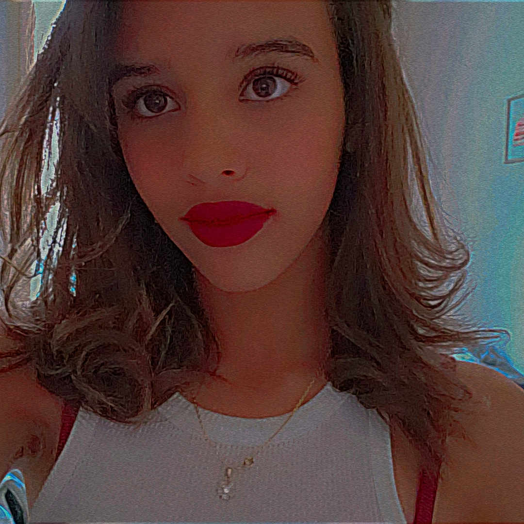 Malak participe au concours pour gagner de l'argent avec cette photo : accessories, bed, blouse, bodypart, child, clothing, cosmetics, face, female, girl, head, jewelry, lipstick, mouth, neck, necklace, person, photography, portrait, selfie