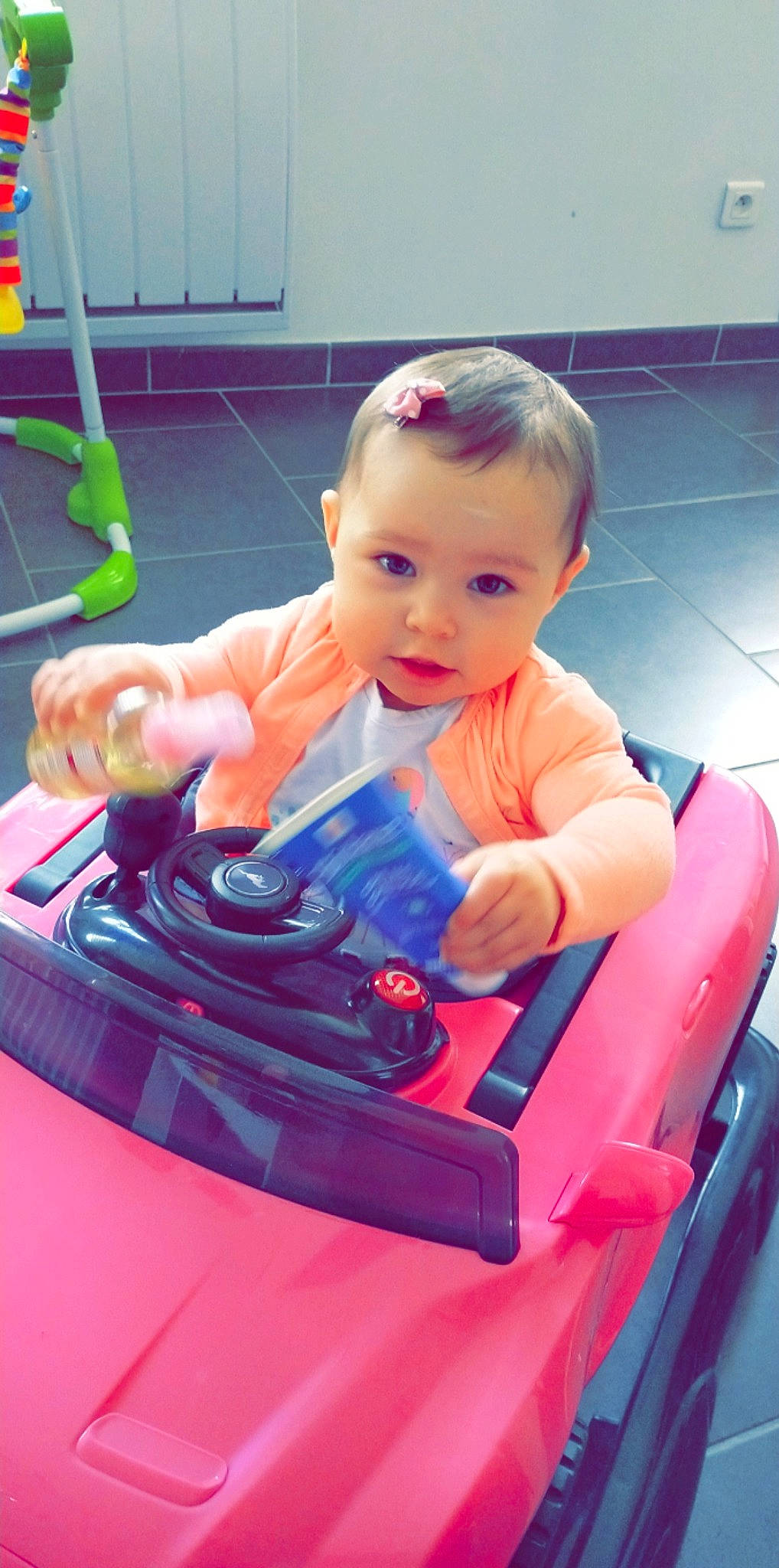 Leony a rejoint le concours — aidez-le/la à gagner de superbes lots ! arm, automotive_design, automotive_exterior, baby, baby_toddler_clothing, bumper, child, dress, electric_blue, flooring, fun, hand, leisure, magenta, person, riding_toy, sitting, toddler, toy, vehicle