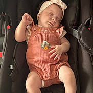 Lyana a rejoint le concours — aidez-le/la à gagner de superbes lots ! baby, sleeping, car_seat, headband, romper, infant, peaceful, cute, clothing, child, portrait, hands, legs, indoor, seatbelt, soft_lighting, face, person, resting, adorable