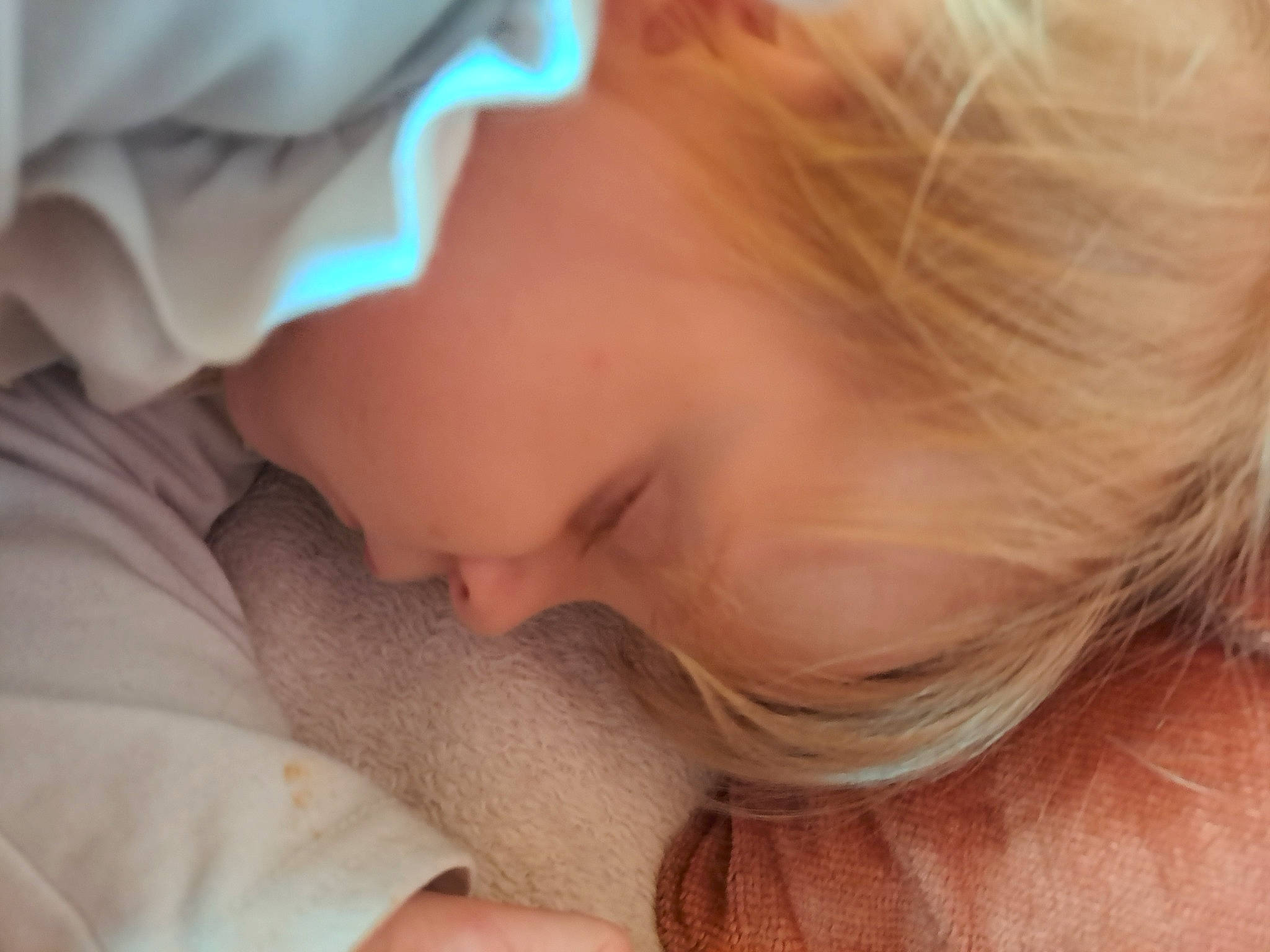Amélia participe au concours pour gagner de l'argent avec cette photo : bedtime, cheek, child, comfort, ear, eyelash, finger, forehead, gesture, grass, happy, iris, lip, nail, nose, person, portrait_photography, skin, smile, toddler