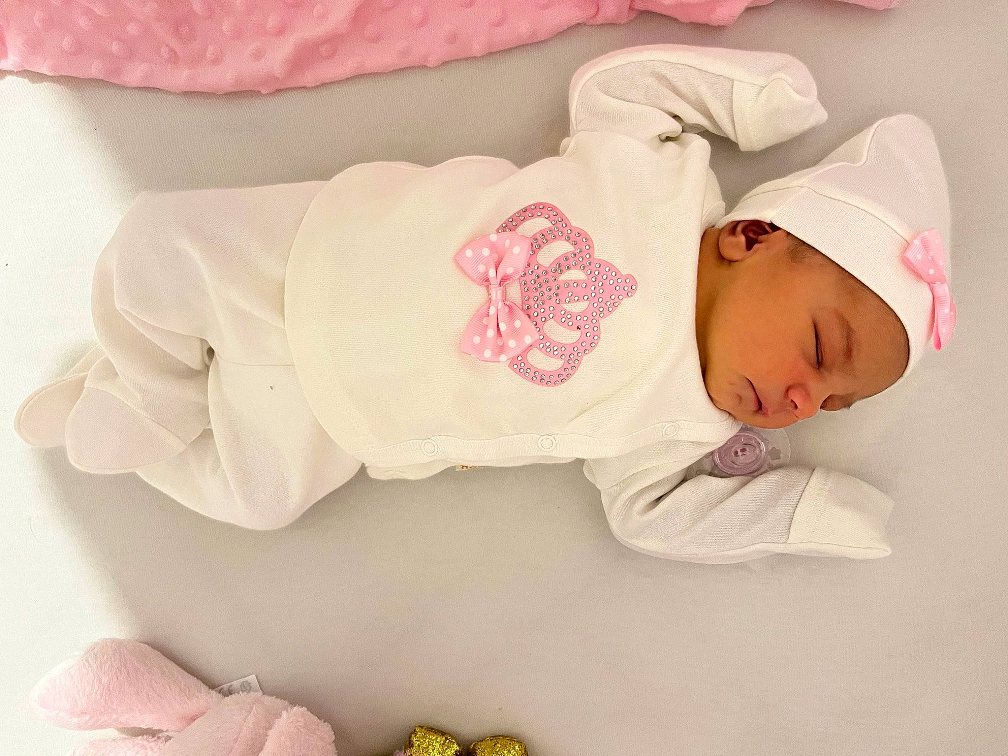 Mélani participe au concours pour gagner de l'argent avec cette photo : baby, baby_products, baby_sleeping, baby_toddler_clothing, cap, cheek, child, comfort, fashion_accessory, hair_accessory, hat, headgear, linens, pattern, peach, person, pink, sleeve, sweetness, textile