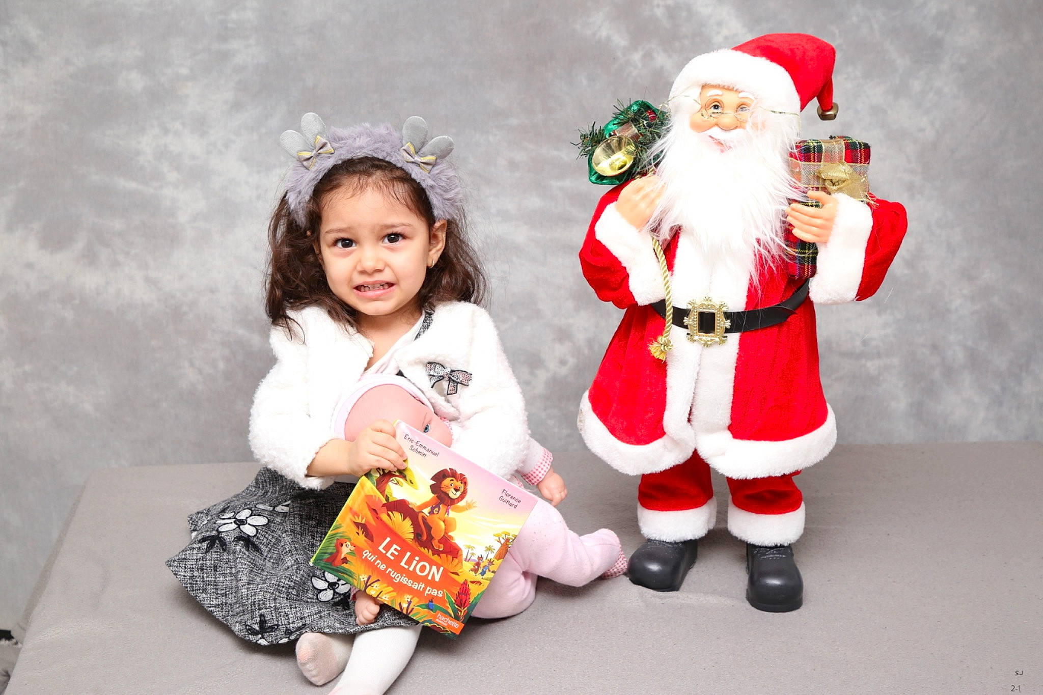 Alexia a rejoint le concours — aidez-le/la à gagner de superbes lots ! baby, baby_toddler_clothing, beard, child, christmas, christmas_decoration, christmas_eve, event, facial_hair, fictional_character, fun, fur, happy, head, holiday, joy, lap, person, santa_claus, sleeve