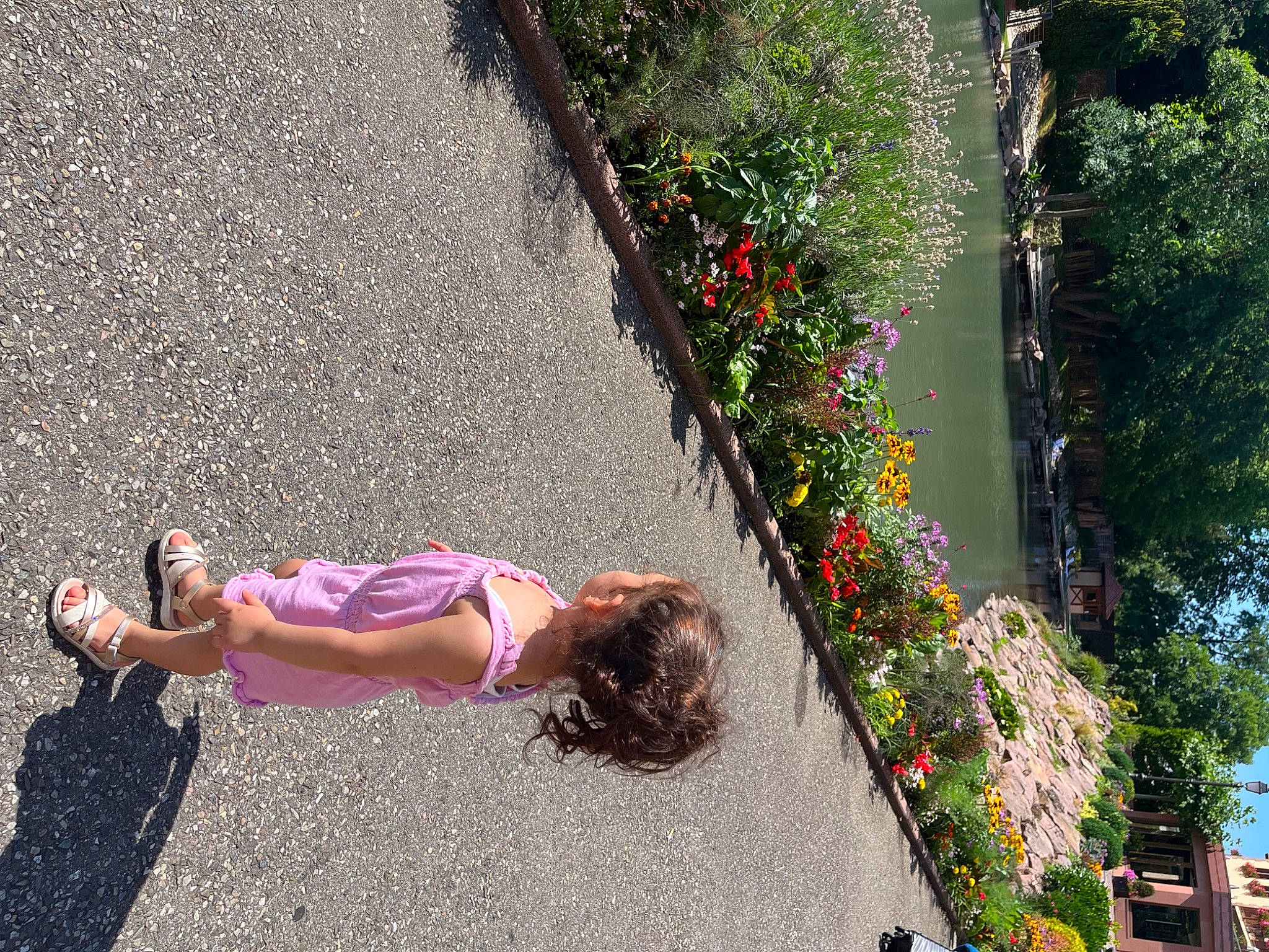 Alexia a rejoint le concours — aidez-le/la à gagner de superbes lots ! asphalt, flower, fun, grass, human_leg, leaf, leisure, magenta, people_in_nature, person, petal, plant, recreation, road, road_surface, shrub, sidewalk, sitting, thigh, tints_and_shades