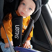 Eden a rejoint le concours — aidez-le/la à gagner de superbes lots ! baby, infant, car_seat, beanie, pom_poms, blue_eyes, toy_steering_wheel, seat_belt, sweater, jeans, car_interior, window, hand, close_up, portrait, child, cute, travel, safety, candid