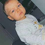 Eden a rejoint le concours — aidez-le/la à gagner de superbes lots ! toddler, child, indoor, pajamas, lion_king, blue_eyes, face, clothing, person, portrait, sitting, young_child, expression, cute, baby, bedroom, soft_lighting, casual, home, cozy