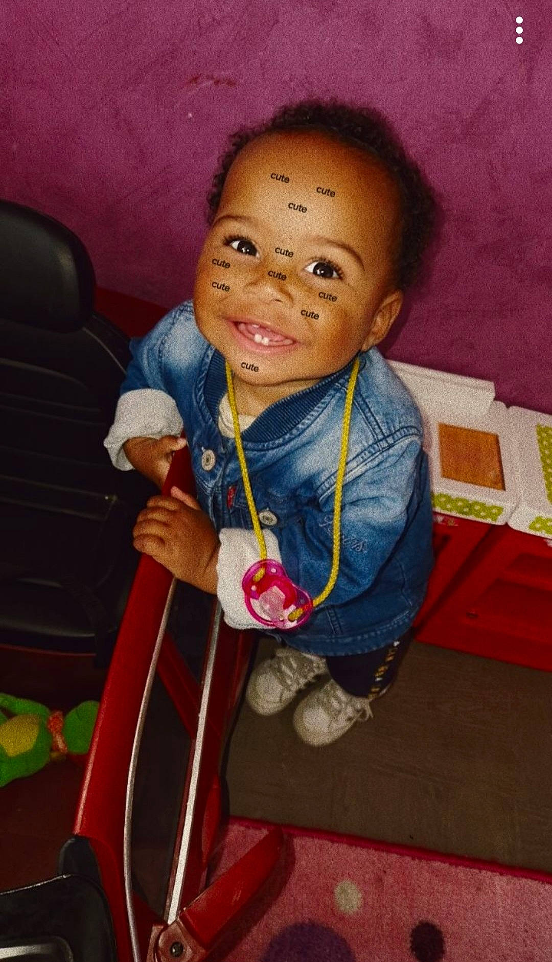 Hydir participe au concours pour gagner de l'argent avec cette photo : baby, chair, child, eye, fun, happy, musical_instrument, nose, person, play, plucked_string_instruments, room, sitting, smile, toddler, toy, violin_family
