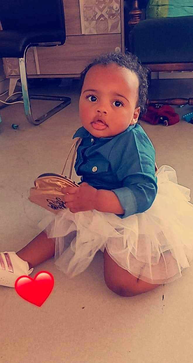 Izaya participe au concours pour gagner de l'argent avec cette photo : baby, baby_toddler_clothing, carmine, child, eye, heart, love, person, shoe, sitting, sock, toddler, walking_shoe