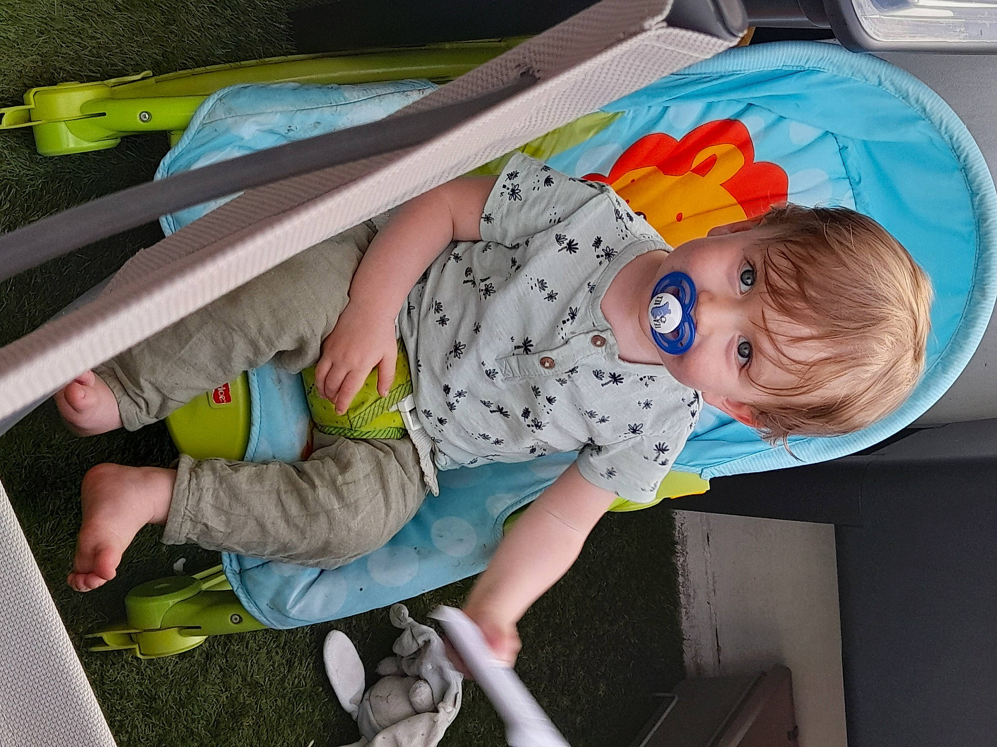 Gabin a rejoint le concours — aidez-le/la à gagner de superbes lots ! baby, baby_products, baby_safety, baby_toddler_clothing, baby_toys, child, comfort, fun, hat, leisure, person, play, room, sandal, sock, t_shirt, toddler, vehicle_door