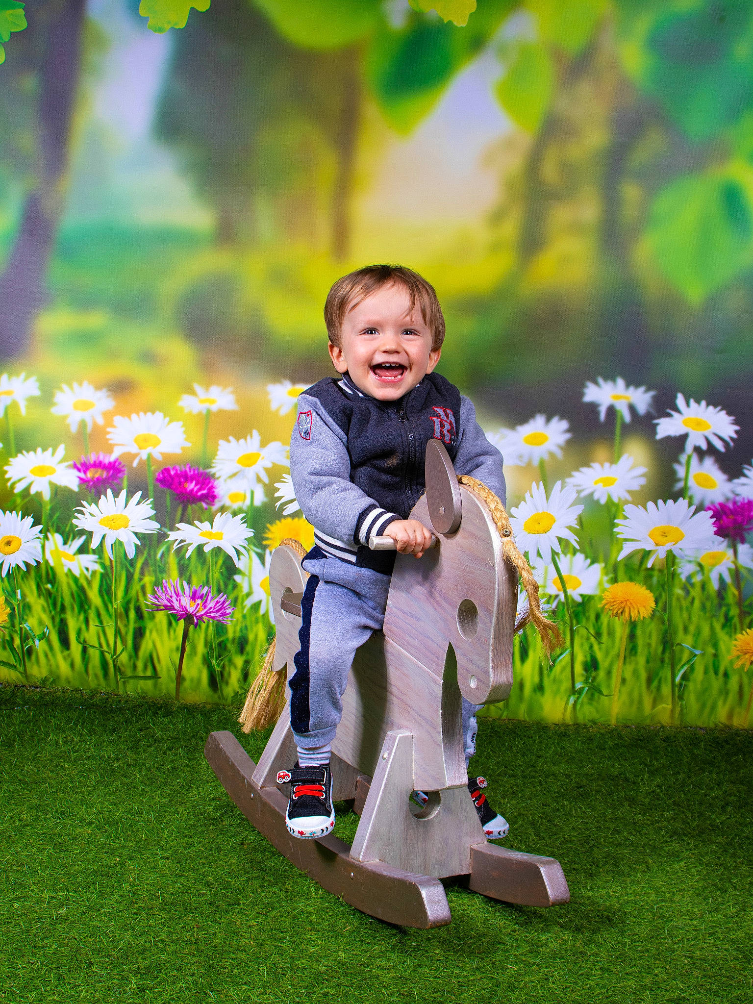 Gabin participe au concours pour gagner de l'argent avec cette photo : child, event, facial_expression, flower, formal_wear, fun, garden, grass, grassland, happy, lawn, leisure, meadow, people, people_in_nature, person, petal, plant, smile, summer