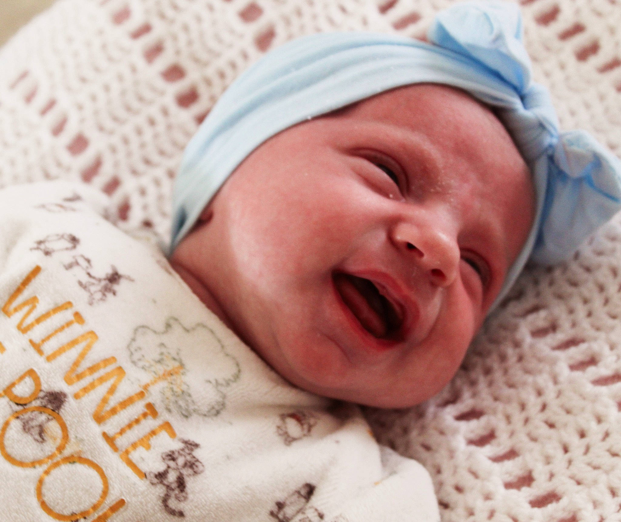 Romy a rejoint le concours — aidez-le/la à gagner de superbes lots ! baby, baby_sleeping, baby_toddler_clothing, bedtime, cheek, child, chin, close_up, comfort, event, happy, linens, lip, mammal, nose, person, pink, skin, smile, textile