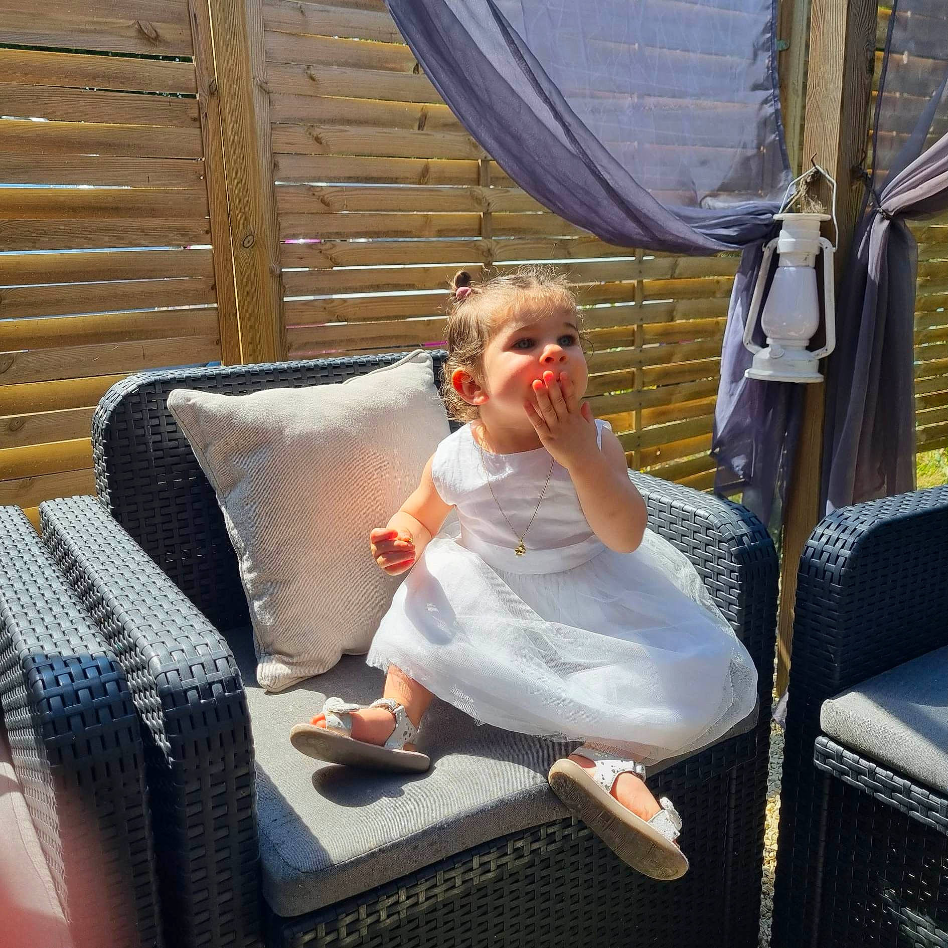 Cléo a rejoint le concours — aidez-le/la à gagner de superbes lots ! baby_toddler_clothing, child, comfort, couch, dress, flooring, foot, fun, grass, leisure, outdoor_furniture, pattern, person, pillow, room, sitting, sunglasses, throw_pillow, toddler, tree