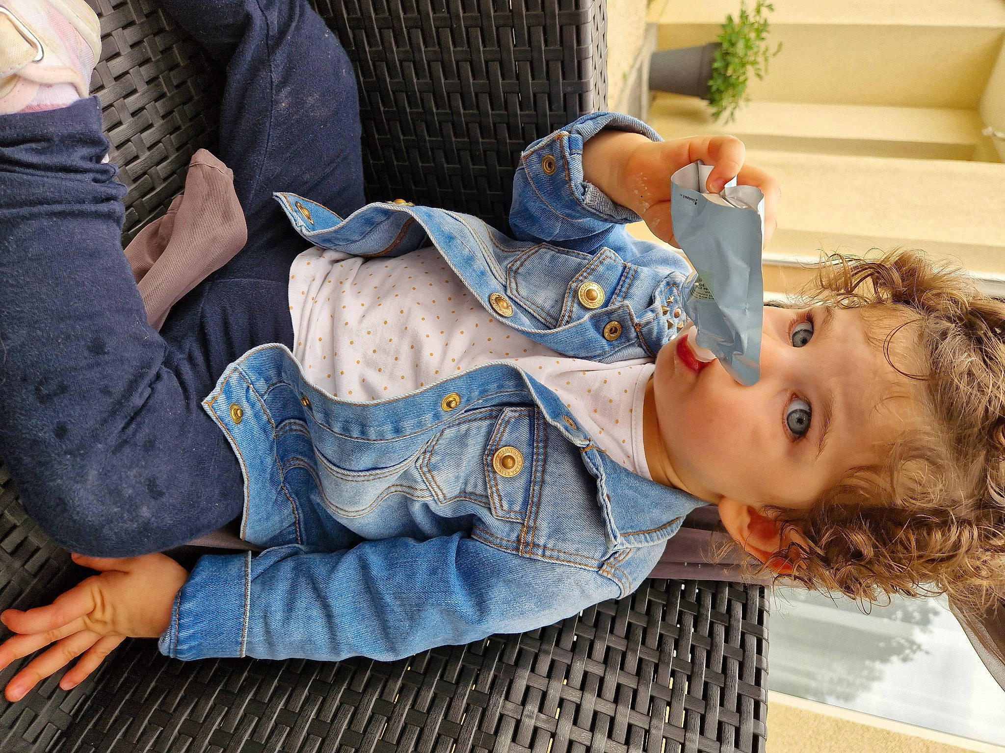 Cléo a rejoint le concours — aidez-le/la à gagner de superbes lots ! child, comfort, denim, foot, fun, gesture, grass, happy, human, human_leg, joint, knee, lap, leisure, people, person, plant, sitting, textile, thigh