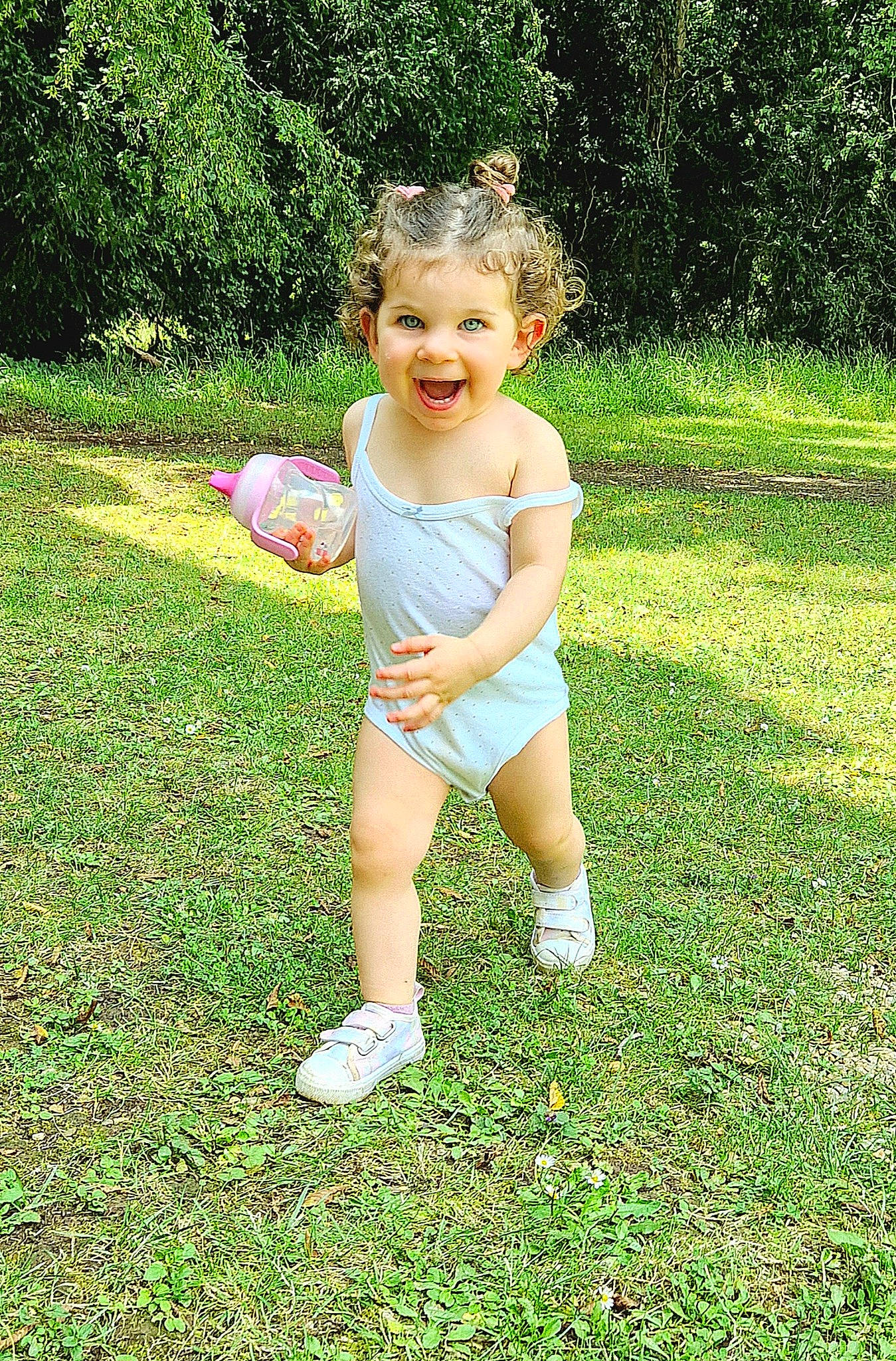 Cléo participe au concours pour gagner de l'argent avec cette photo : baby_toddler_clothing, ball, face, football, grass, happy, human_leg, knee, lawn, leisure, meadow, people_in_nature, person, plant, recreation, shorts, smile, sports_equipment, sports_toy, thigh