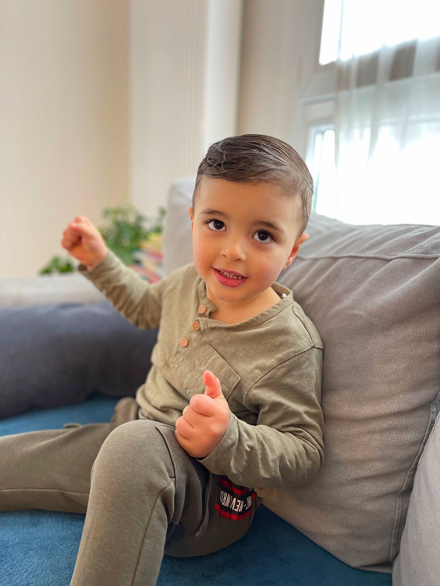 Diago participe au concours pour gagner de l'argent avec cette photo : arm, child, comfort, couch, elbow, flash_photography, flooring, fun, gesture, happy, human_leg, joint, joy, knee, leisure, neck, person, shoulder, sitting, sleeve