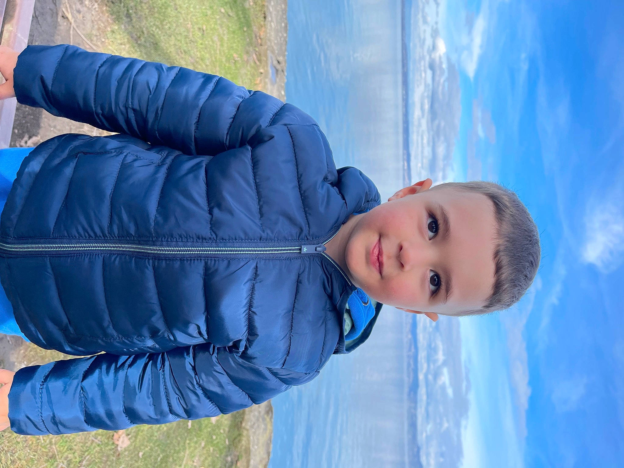 Diago a rejoint le concours — aidez-le/la à gagner de superbes lots ! azure, blue, child, cloud, cool, denim, electric_blue, flash_photography, freezing, fun, grass, happy, jacket, joy, leisure, person, recreation, sky, smile, toddler