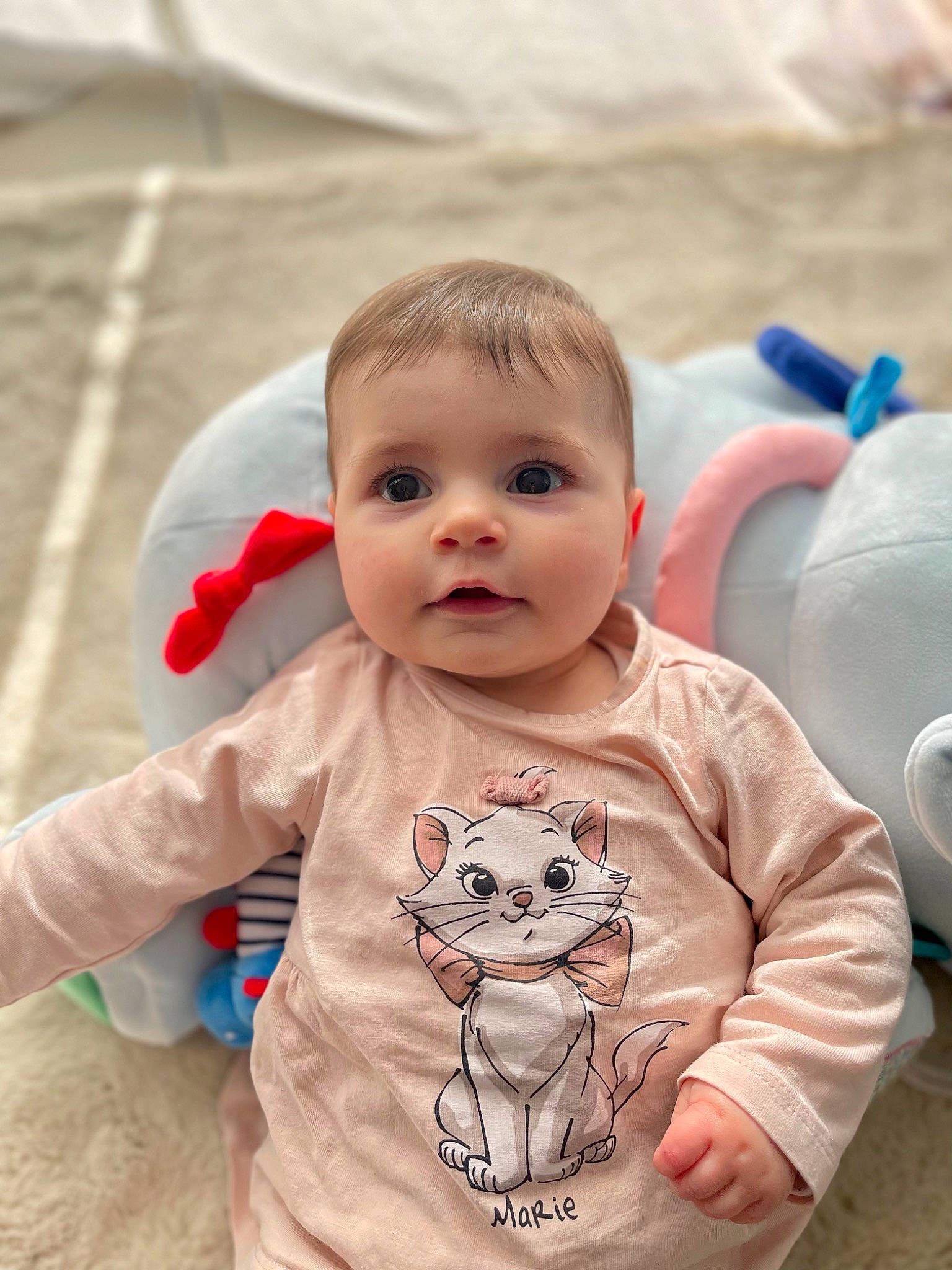Aëlle participe au concours pour gagner de l'argent avec cette photo : baby, baby_toddler_clothing, cheek, child, eye, facial_expression, flooring, fun, happy, head, nose, pattern, person, product, recreation, sitting, skin, sleeve, t_shirt, toddler