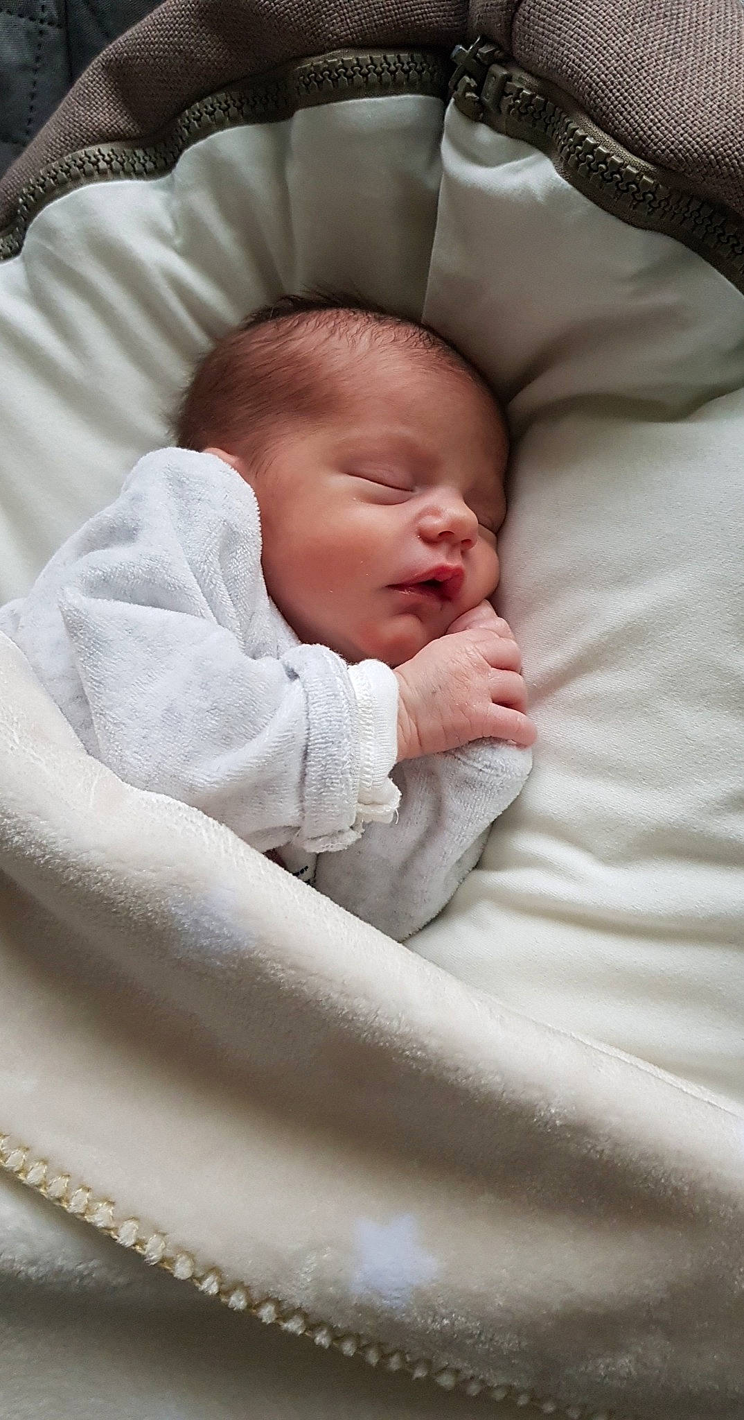 Amélia a rejoint le concours — aidez-le/la à gagner de superbes lots ! baby, baby_products, baby_sleeping, baby_toddler_clothing, bedding, bedtime, blanket, cheek, child, comfort, linens, nap, person, skin, sleep, toddler