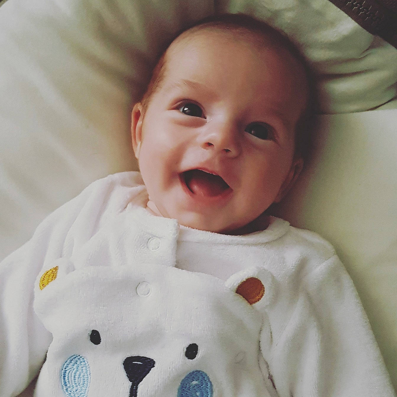 Amélia a rejoint le concours — aidez-le/la à gagner de superbes lots ! baby, baby_making_funny_faces, baby_products, baby_toddler_clothing, button, cheek, child, eyebrow, eyelash, facial_expression, forehead, iris, lip, organ, person, pleased, portrait_photography, skin, sleeve, textile