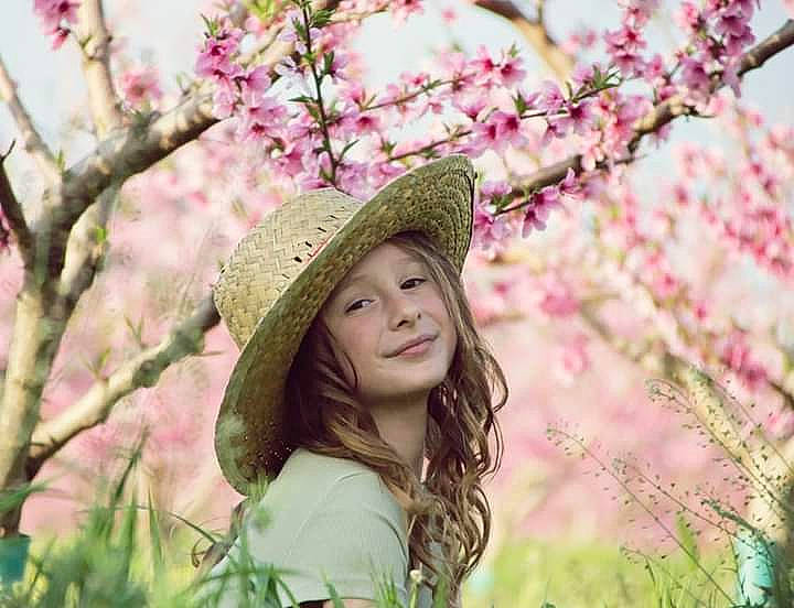 Léna a rejoint le concours — aidez-le/la à gagner de superbes lots ! beauty, blossom, botany, fashion_accessory, flower, flowering_plant, grass, happy, hat, headwear, joy, leisure, magenta, people_in_nature, person, petal, pink, plant, portrait_photography, smile