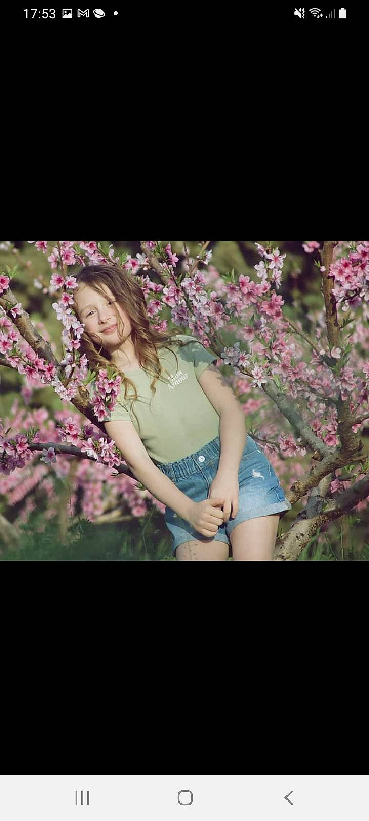 Léna a rejoint le concours — aidez-le/la à gagner de superbes lots ! electric_blue, flash_photography, flower, flowering_plant, gesture, grass, happy, human_leg, long_hair, magenta, people_in_nature, person, petal, pink, plant, purple, thigh, tree, twig, violet