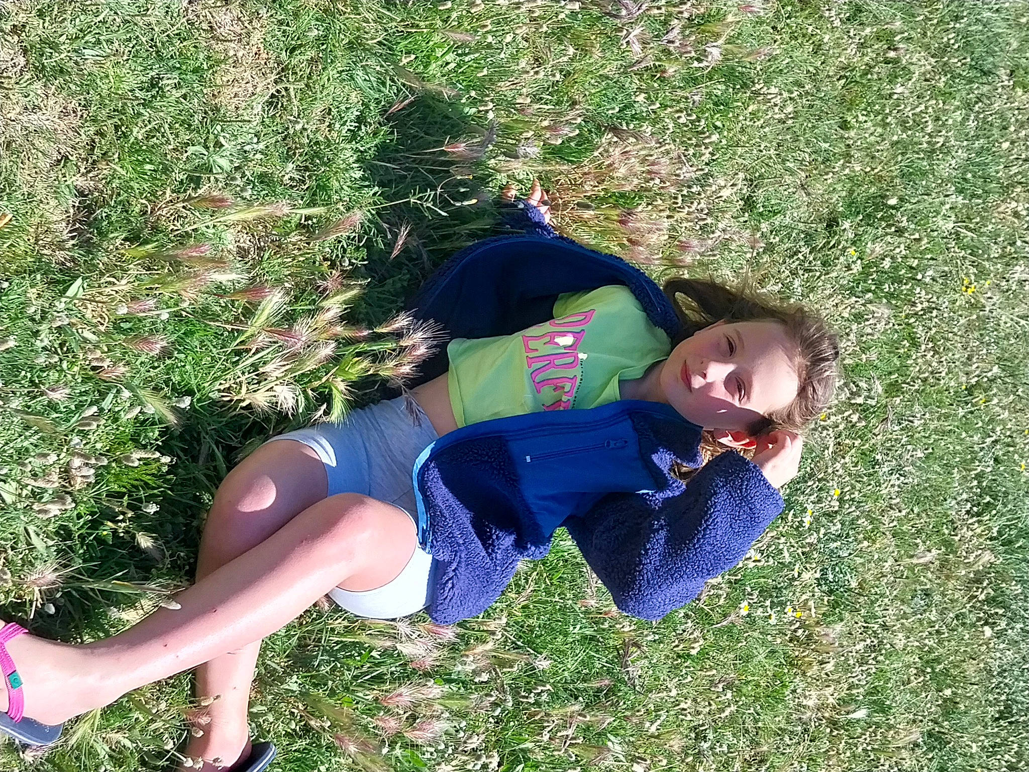 Léna participe au concours pour gagner de l'argent avec cette photo : active_pants, botany, calf, electric_blue, foot, fun, grass, grass_family, grassland, happy, human_leg, knee, lawn, leisure, meadow, people_in_nature, person, plant, sportswear, thigh