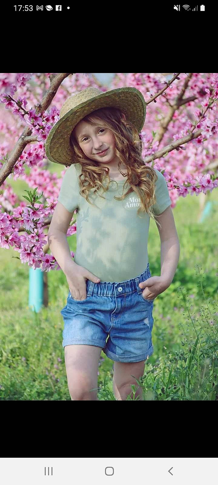 Léna participe au concours pour gagner de l'argent avec cette photo : beauty, denim, flower, grass, happy, hat, headwear, jean_short, joy, leg, long_hair, people_in_nature, person, photograph, pink, plant, shorts, skin, smile, t_shirt