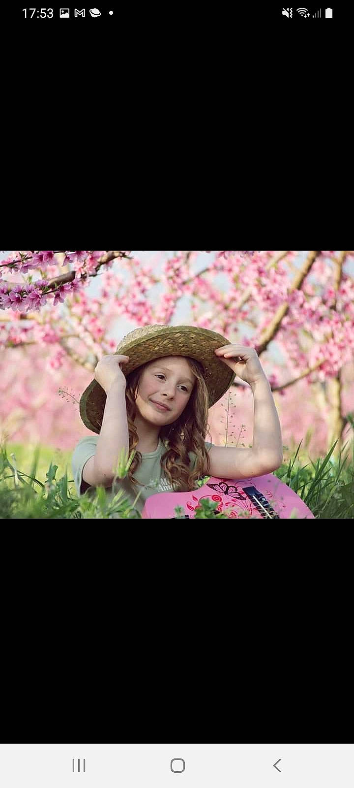Léna participe au concours pour gagner de l'argent avec cette photo : branch, brown_hair, cap, flash_photography, flower, grass, happy, hat, headwear, joy, lip, long_hair, magenta, people_in_nature, person, petal, pink, plant, purple, skin
