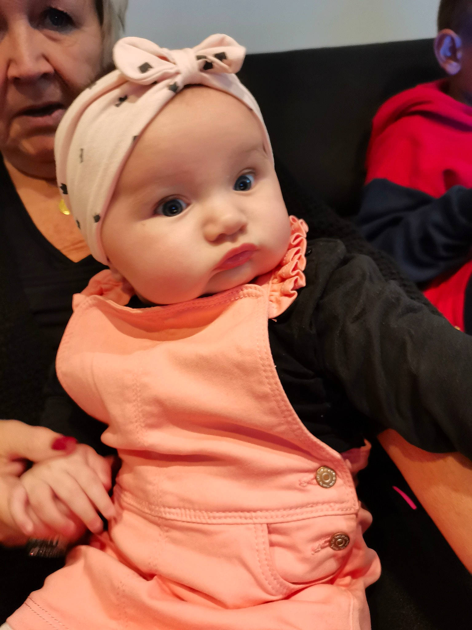 Anaïs participe au concours pour gagner de l'argent avec cette photo : baby, baby_toddler_clothing, cheek, child, chin, comfort, event, fashion_accessory, fun, fur, gesture, happy, hat, headwear, nose, person, pink, sitting, skin, sleeve