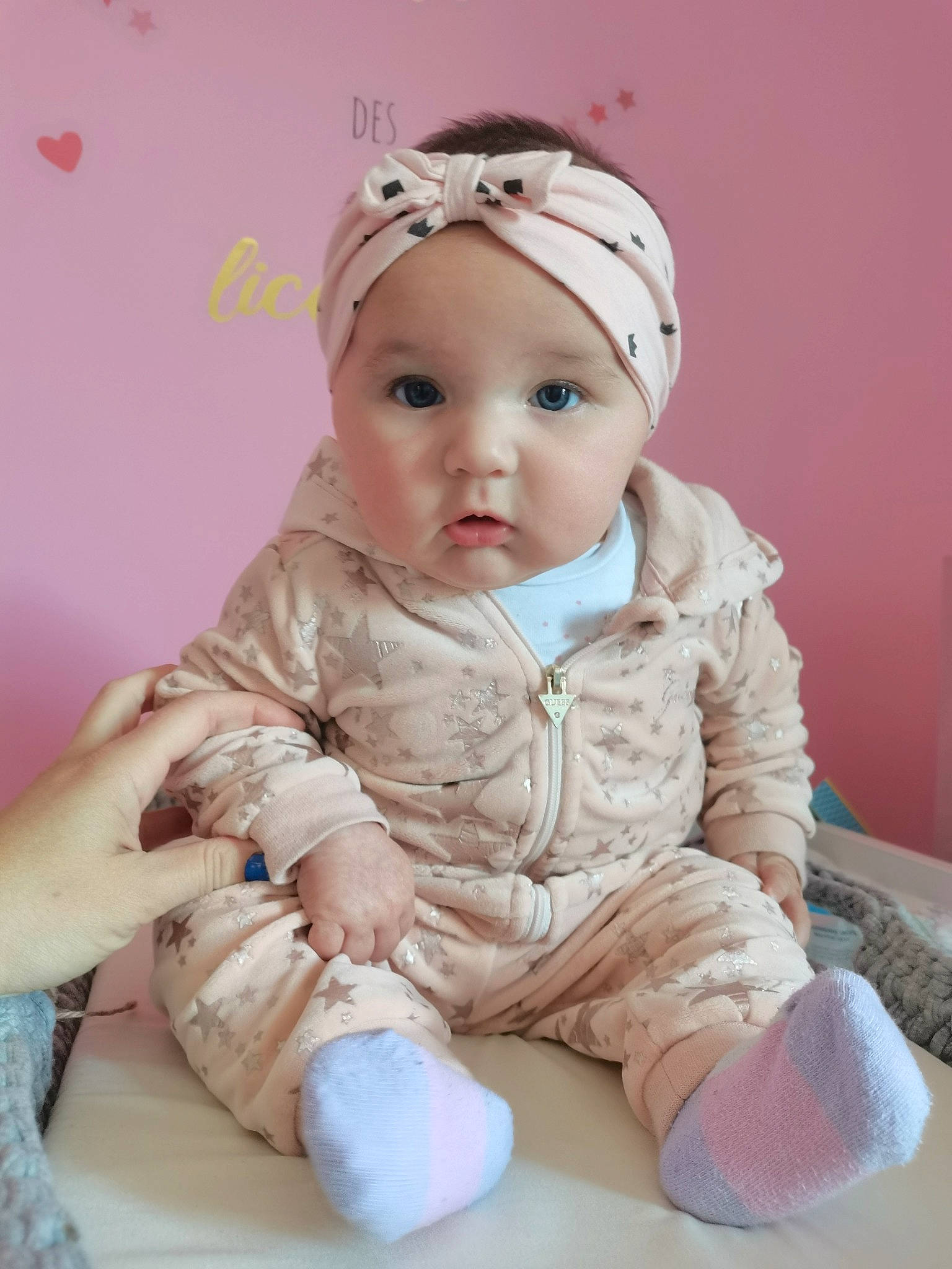 Anaïs participe au concours pour gagner de l'argent avec cette photo : baby, baby_toddler_clothing, cap, cheek, child, embellishment, eye, fashion_accessory, finger, hair_accessory, happy, headband, headpiece, headwear, iris, lip, person, pink, sitting, skin