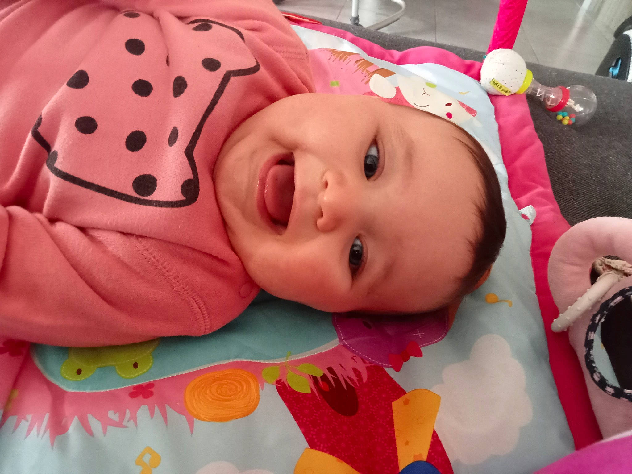 Anais participe au concours pour gagner de l'argent avec cette photo : baby, baby_toddler_clothing, cheek, chin, clothing, eye, eyebrow, face, facial_expression, headwear, iris, lip, nose, person, pink, product, skin, sleeve, smile, textile