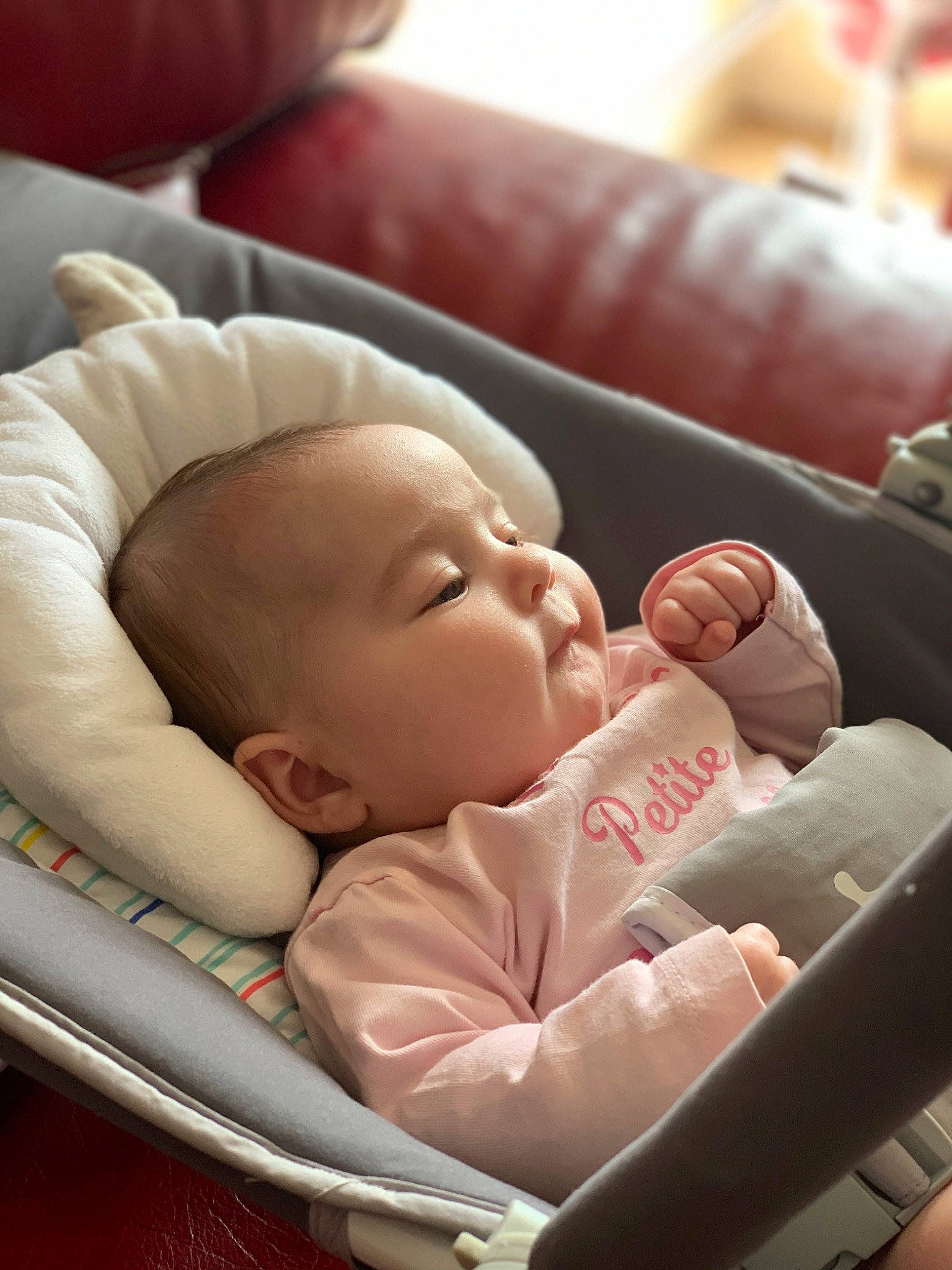 Giollia a rejoint le concours — aidez-le/la à gagner de superbes lots ! baby, baby_products, baby_toddler_clothing, bedtime, carmine, cheek, child, chin, comfort, event, eye, finger, happy, head, mouth, nail, person, sitting, skin, thumb