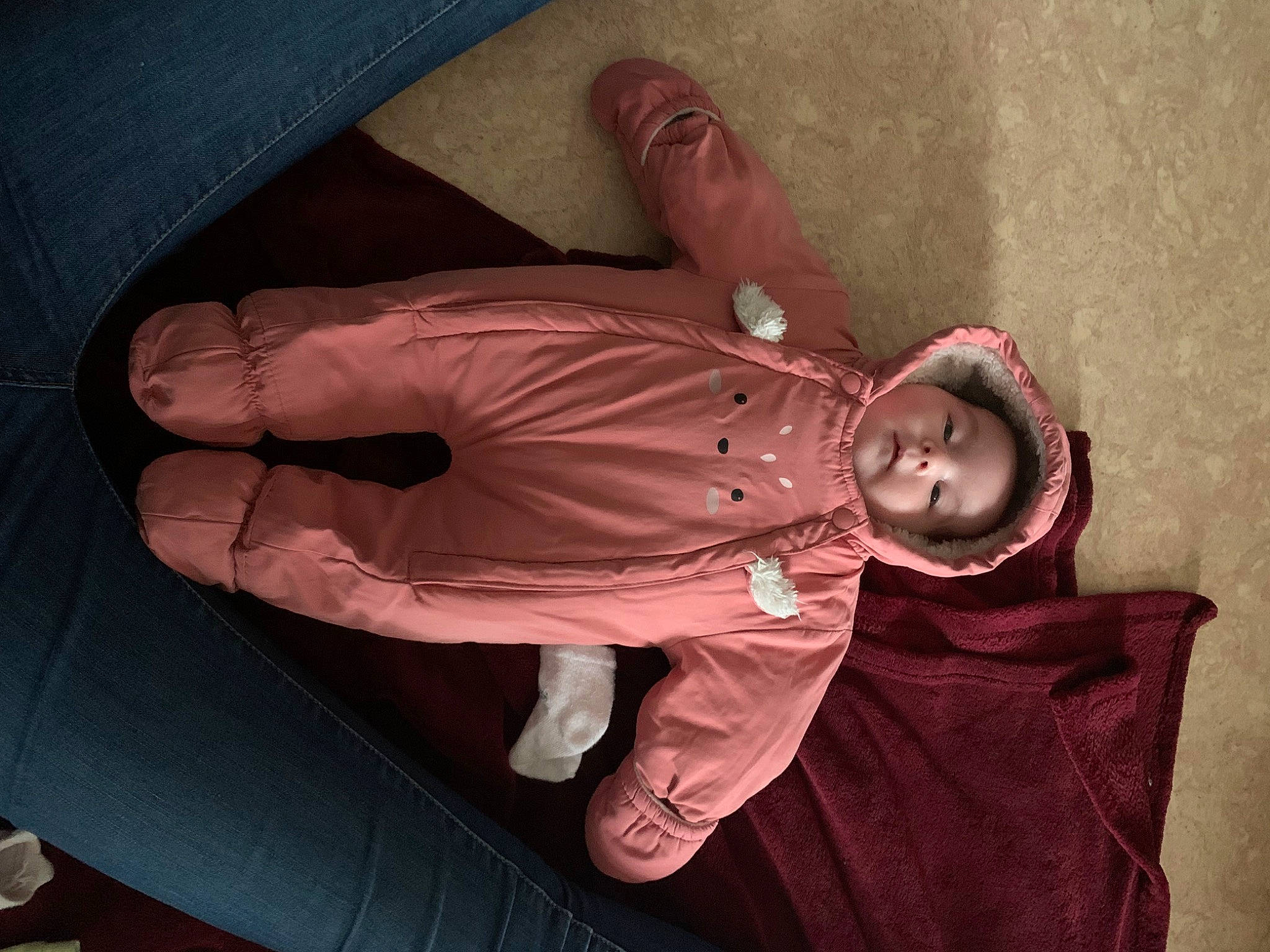 Giollia a rejoint le concours — aidez-le/la à gagner de superbes lots ! arm, boot, carmine, child, comfort, flesh, foot, fun, gesture, human_body, human_leg, knee, magenta, person, personal_protective_equipment, pink, sitting, thigh, tints_and_shades, wood