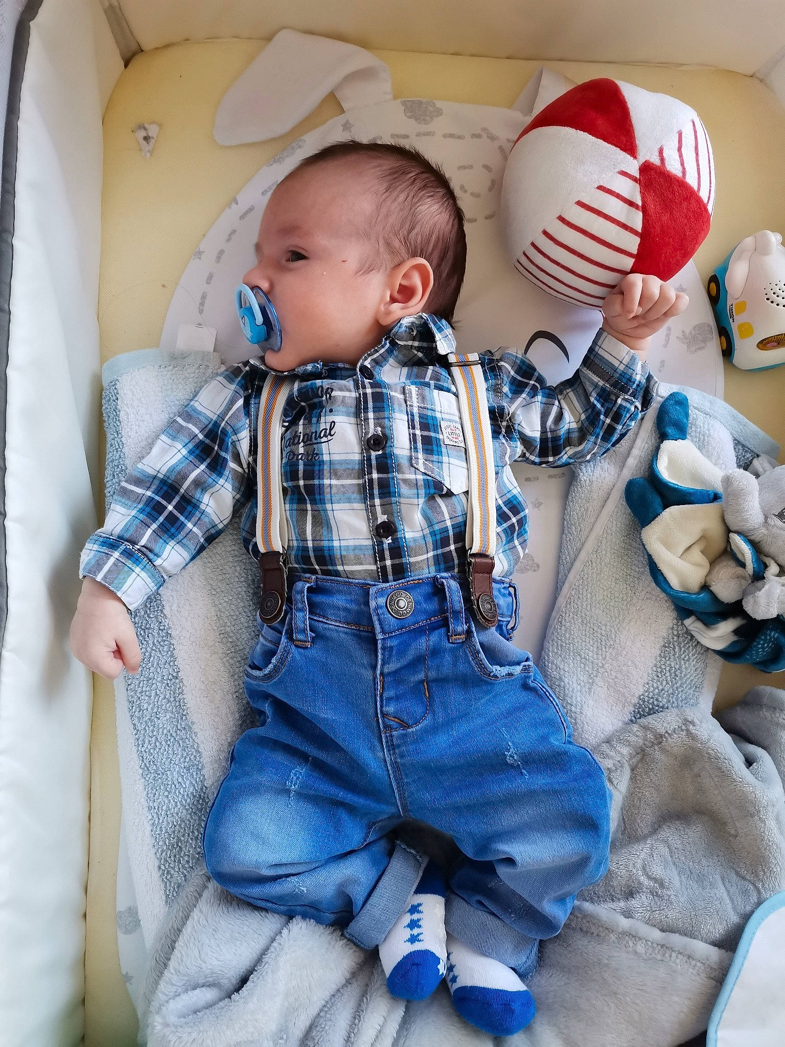 Giuseppe participe au concours pour gagner de l'argent avec cette photo : arm, azure, baby, baby_products, baby_sleeping, baby_toddler_clothing, baby_toys, child, comfort, denim, electric_blue, linens, pattern, person, plaid, product, sitting, sleeve, t_shirt, textile