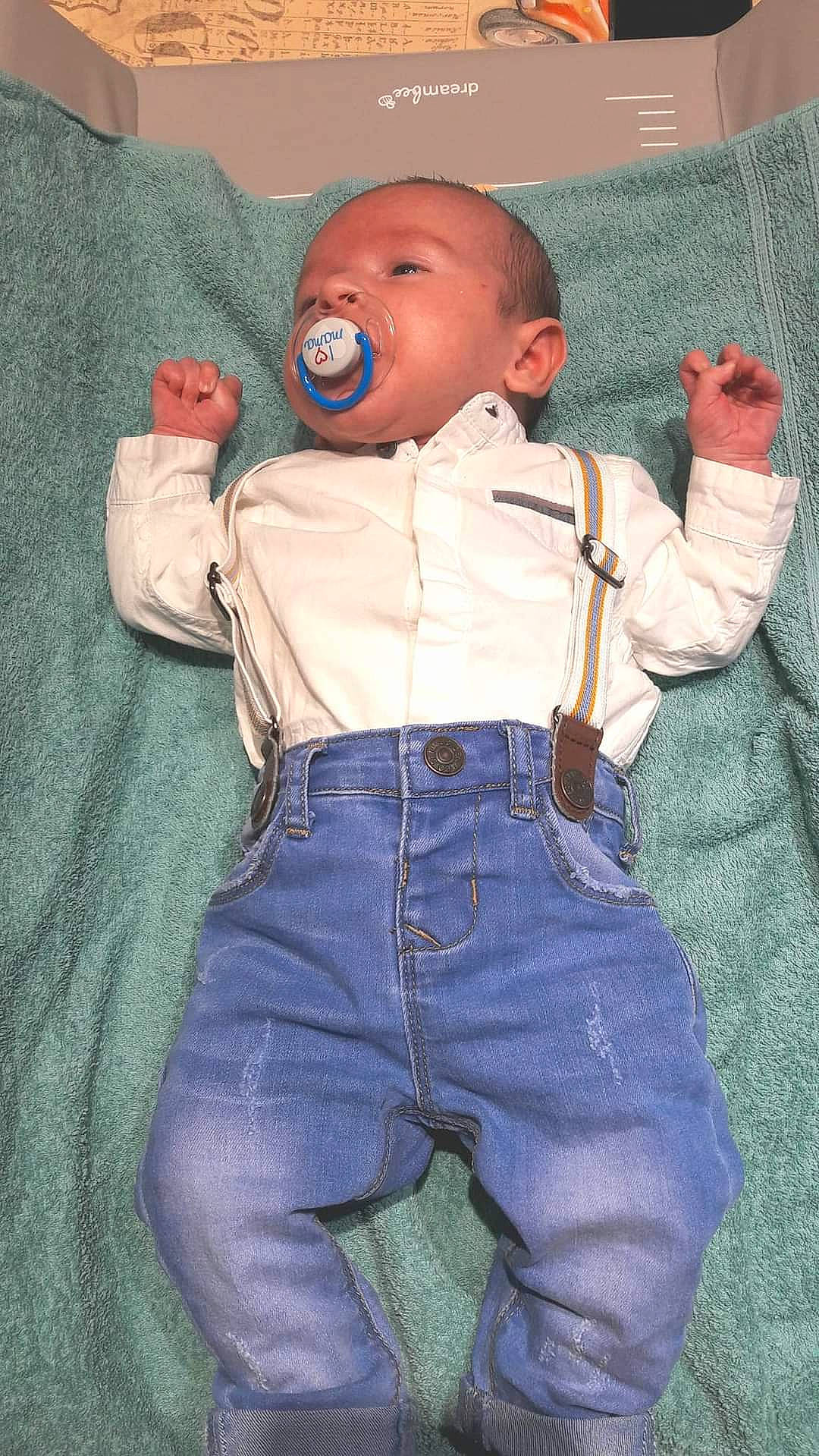 Giuseppe participe au concours pour gagner de l'argent avec cette photo : arm, baby, baby_toddler_clothing, cheek, comfort, dress_shirt, eye, finger, fun, gesture, hairstyle, hand, happy, head, nose, person, skin, sleeve, t_shirt, textile