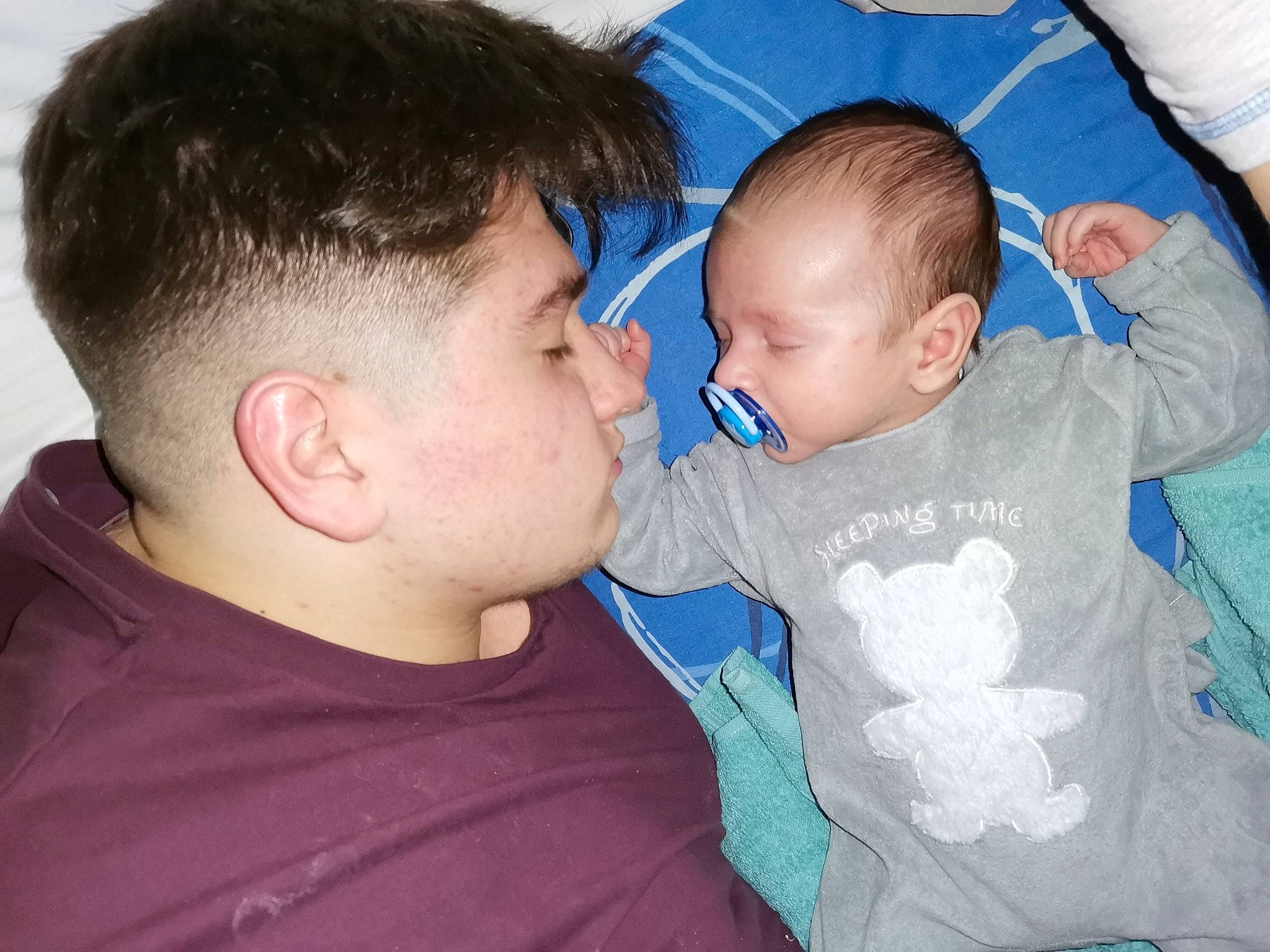 Giuseppe a rejoint le concours — aidez-le/la à gagner de superbes lots ! arm, baby, baby_toddler_clothing, cheek, comfort, cool, couch, ear, eye, eyebrow, gesture, hand, happy, iris, mouth, neck, nose, person, skin, t_shirt