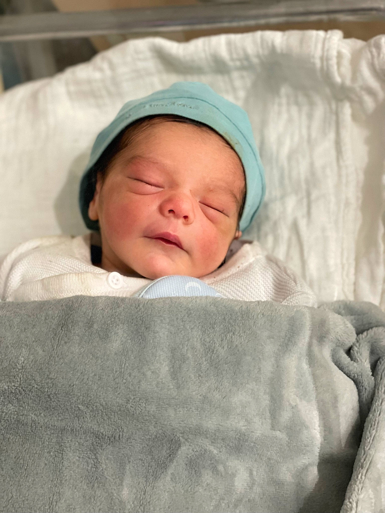 Kaïs participe au concours pour gagner de l'argent avec cette photo : baby, baby_sleeping, baby_toddler_clothing, bedding, bedtime, blanket, cheek, child, comfort, hat, headgear, linens, nap, person, portrait_photography, room, skin, sleep, toddler