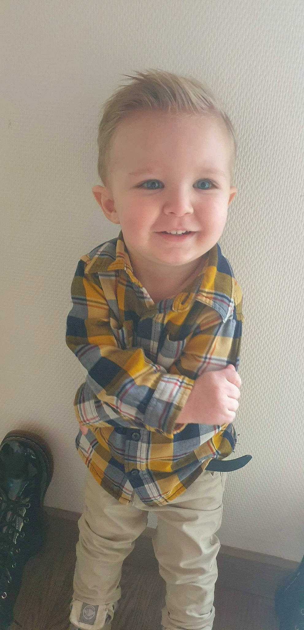 Thyago a rejoint le concours — aidez-le/la à gagner de superbes lots ! baby, baby_toddler_clothing, cheek, dress_shirt, eyebrow, finger, happy, human_body, iris, joy, neck, nose, pattern, person, plaid, shoulder, sleeve, smile, standing, t_shirt