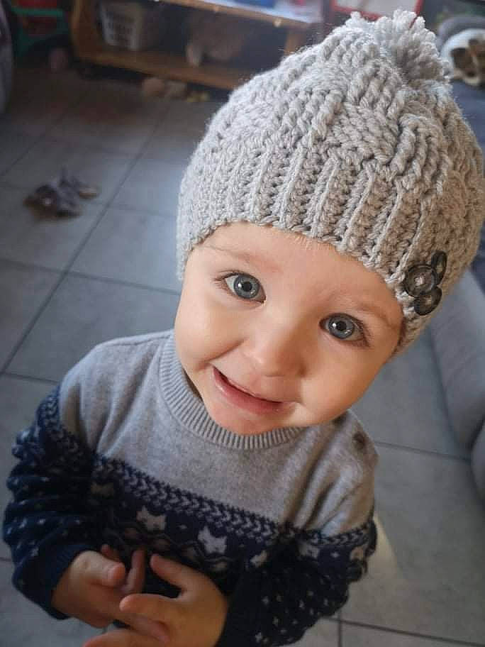 Thyago participe au concours pour gagner de l'argent avec cette photo : baby, baby_toddler_clothing, beanie, cap, child, craft, crochet, fashion_accessory, fur, grey, headgear, headwear, joy, knit_cap, nose, pattern, person, skin, sleeve, smile