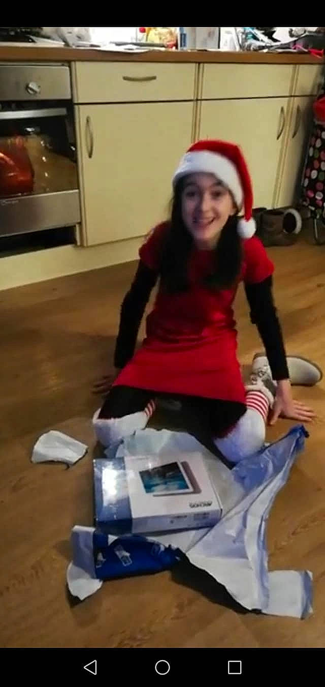 Tania participe au concours pour gagner de l'argent avec cette photo : arm, exercise_equipment, exercise_machine, footwear, fun, headgear, joy, leg, person, physical_fitness, product, room, shoe, shoulder, sitting, structure, thigh