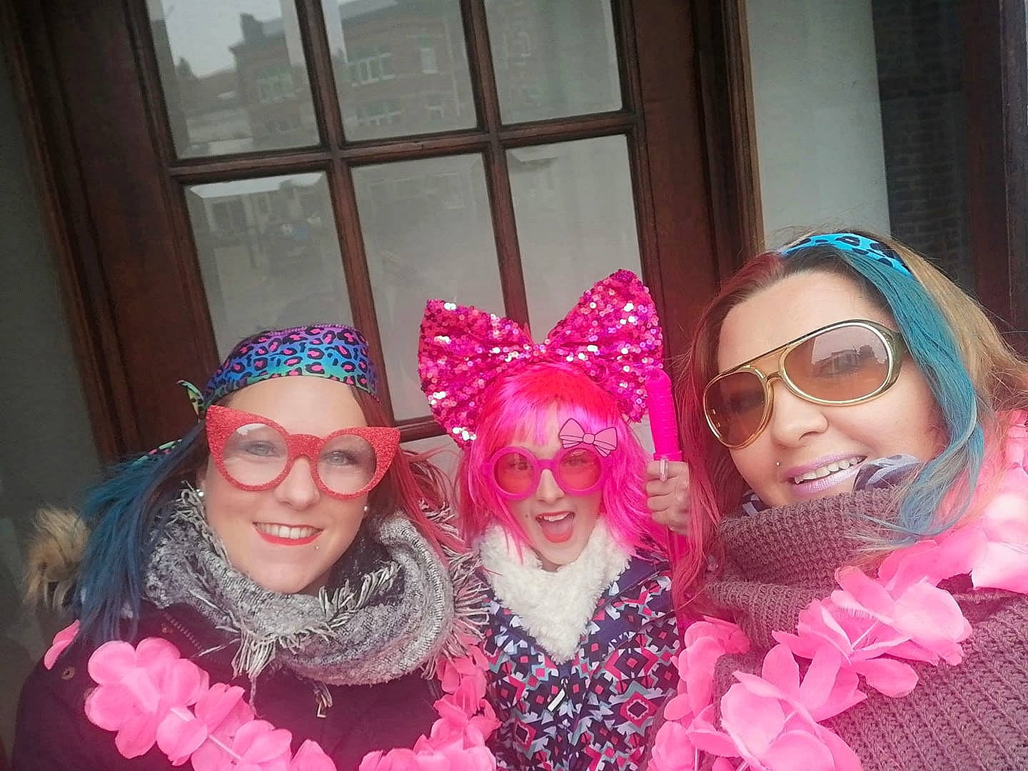 Tania participe au concours pour gagner de l'argent avec cette photo : cool, costume, eyewear, face, fashion_accessory, fun, glasses, head, headgear, joy, magenta, party, person, photography, pink, selfie