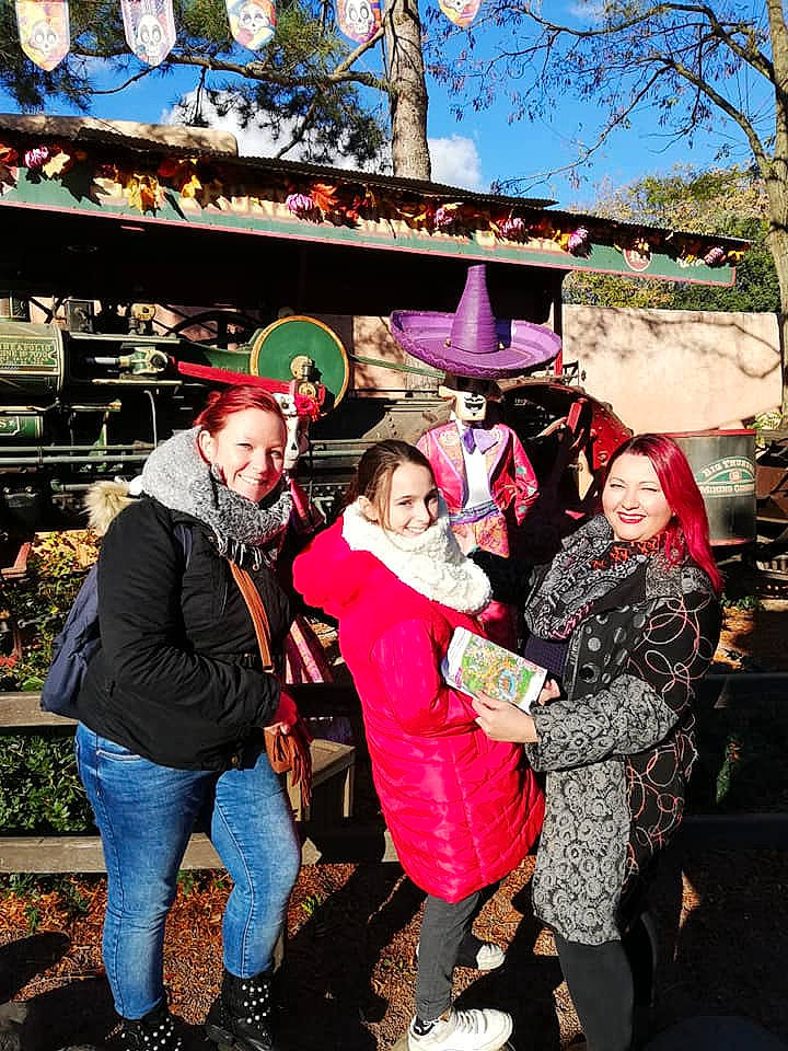 Tania a rejoint le concours — aidez-le/la à gagner de superbes lots ! costume, crowd, event, festival, fun, girl, joy, person, plant, public_space, recreation, tree, winter