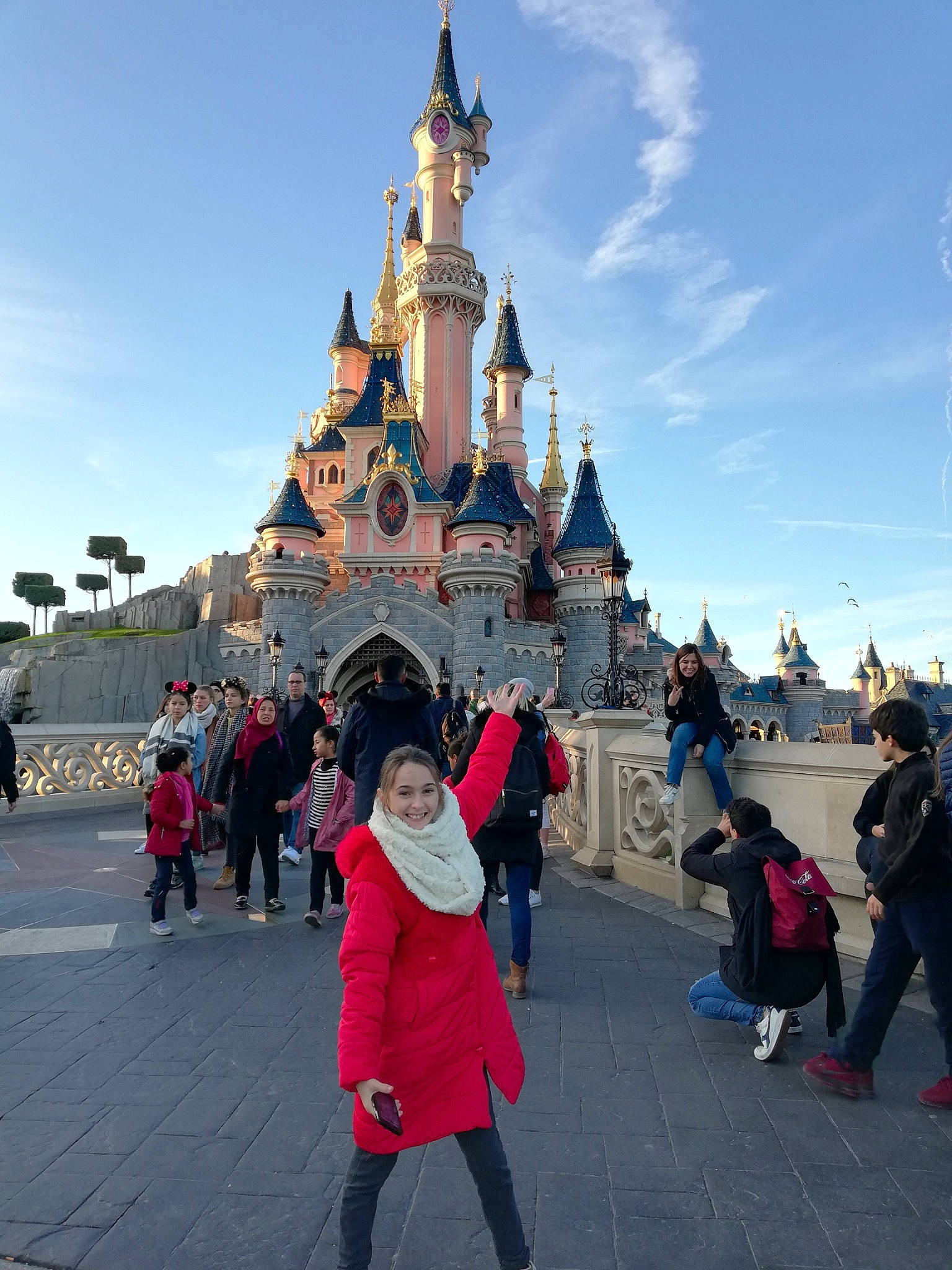 Tania participe au concours pour gagner de l'argent avec cette photo : amusement_park, building, fun, joy, leisure, nonbuilding_structure, park, pedestrian, person, recreation, temple, tourism, tourist_attraction, travel, vacation, walt_disney_world, world