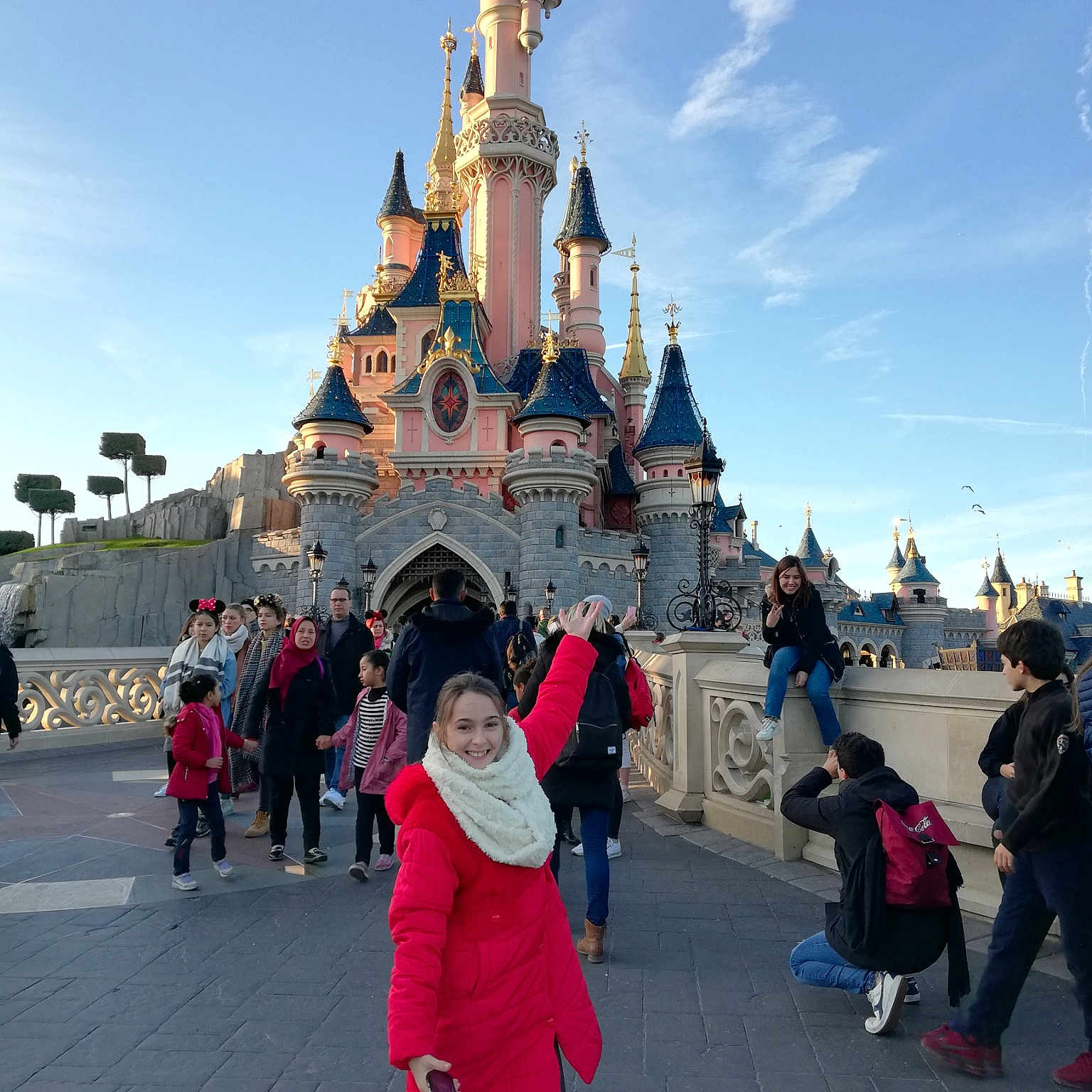 Tania participe au concours pour gagner de l'argent avec cette photo : amusement_park, building, fun, joy, leisure, nonbuilding_structure, park, pedestrian, person, recreation, temple, tourism, tourist_attraction, travel, vacation, walt_disney_world, world