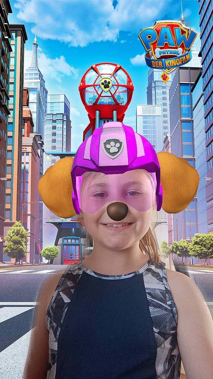 Louise participe au concours pour gagner de l'argent avec cette photo : animated_cartoon, art, blue, building, cloud, costume_hat, event, eyewear, fun, happy, hat, headgear, headwear, joy, magenta, people, person, pink, plant, purple