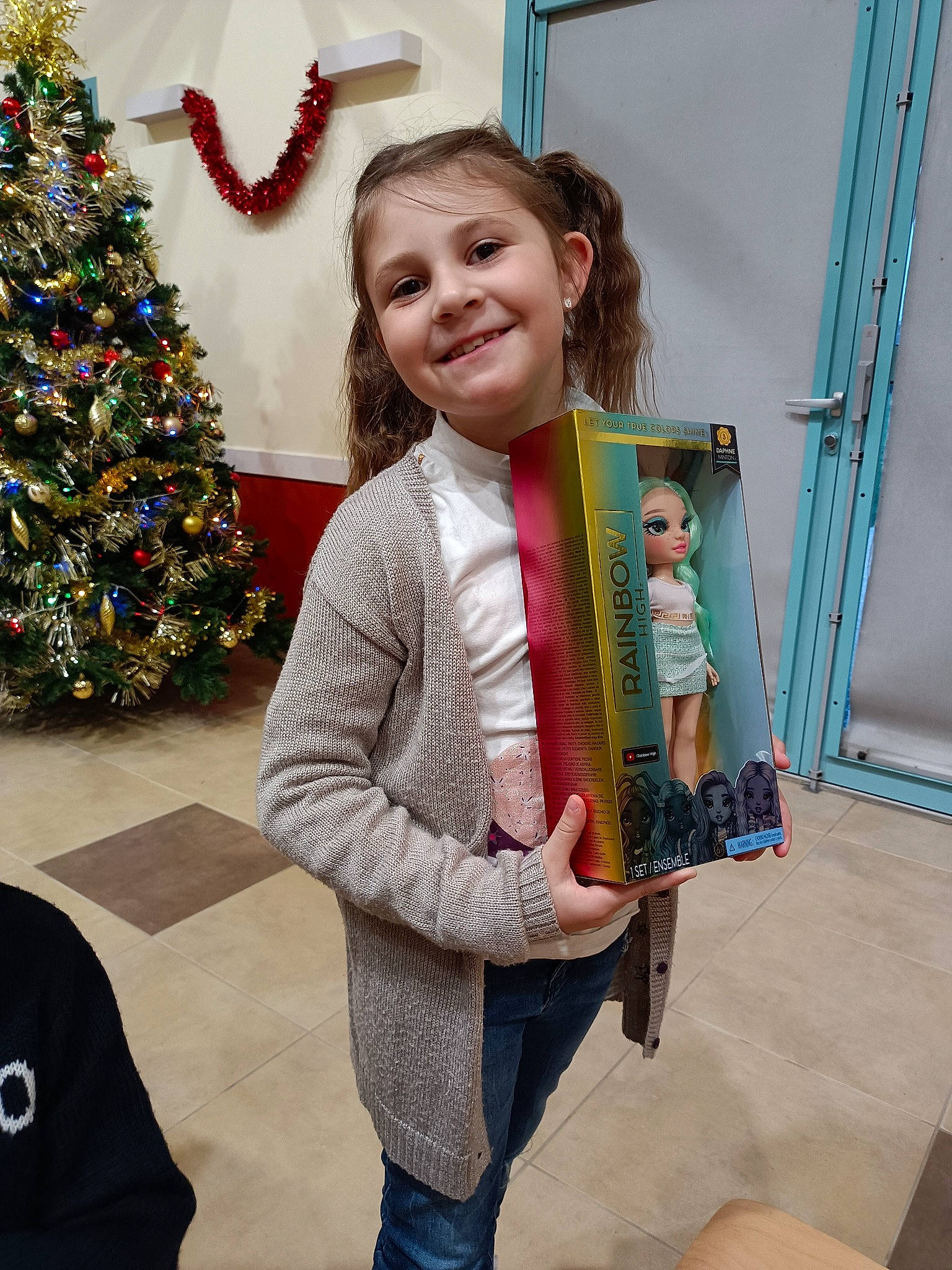 Louise participe au concours pour gagner de l'argent avec cette photo : child, christmas_decoration, christmas_ornament, christmas_tree, conifer, event, evergreen, fun, happy, holiday, holiday_ornament, joy, pattern, person, plant, room, sleeve, smile, standing, toddler