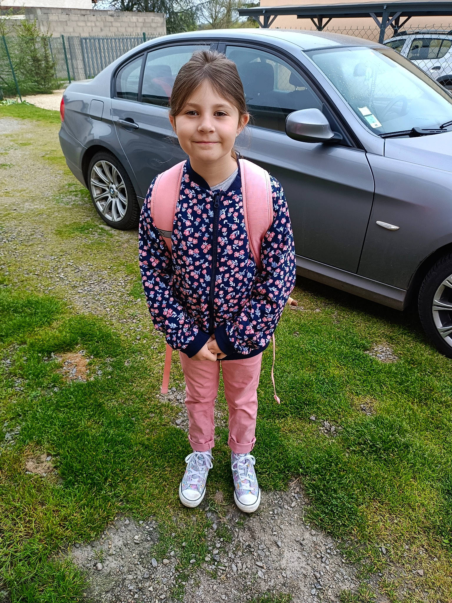 Louise participe au concours pour gagner de l'argent avec cette photo : alloy_wheel, auto_part, automotive_design, automotive_exterior, automotive_tire, automotive_wheel_system, car, grass, joy, land_vehicle, motor_vehicle, person, personal_luxury_car, plant, rim, smile, spoke, tints_and_shades, tire, vehicle