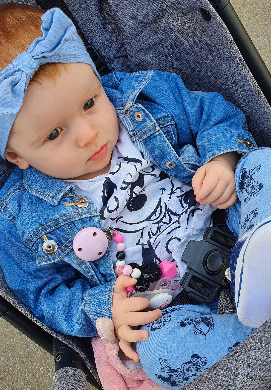 Noëlia participe au concours pour gagner de l'argent avec cette photo : baby, baby_products, baby_toddler_clothing, cheek, child, denim, headgear, headwear, jeans, outerwear, people, person, plant, product, sitting, skin, sleeve, textile, toddler