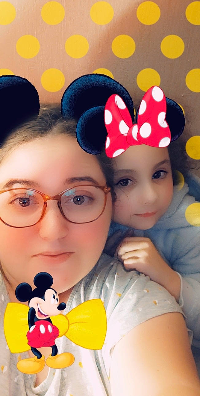 Alia participe au concours pour gagner de l'argent avec cette photo : cap, child, costume_hat, facial_expression, friendship, fun, glasses, happy, mammal, organ, person, photograph, pink, product, recreation, snapshot, toddler, vertebrate, vision_care, white