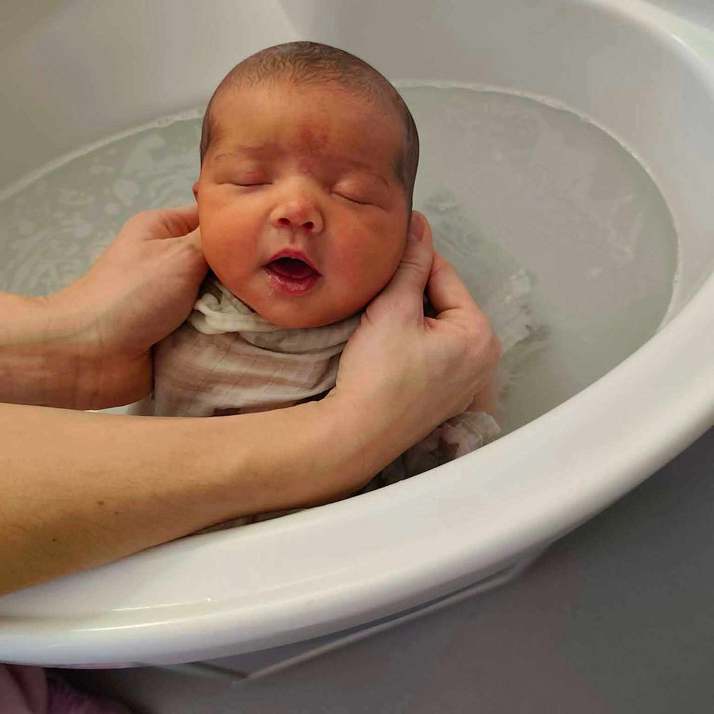 Alma participe au concours pour gagner de l'argent avec cette photo : baby, bath, bathroom, bathtub, care, closeup, comfort, gentle, hands, head, infant, newborn, parental_care, person, rest, skin, sleeping, tub, water, young_child