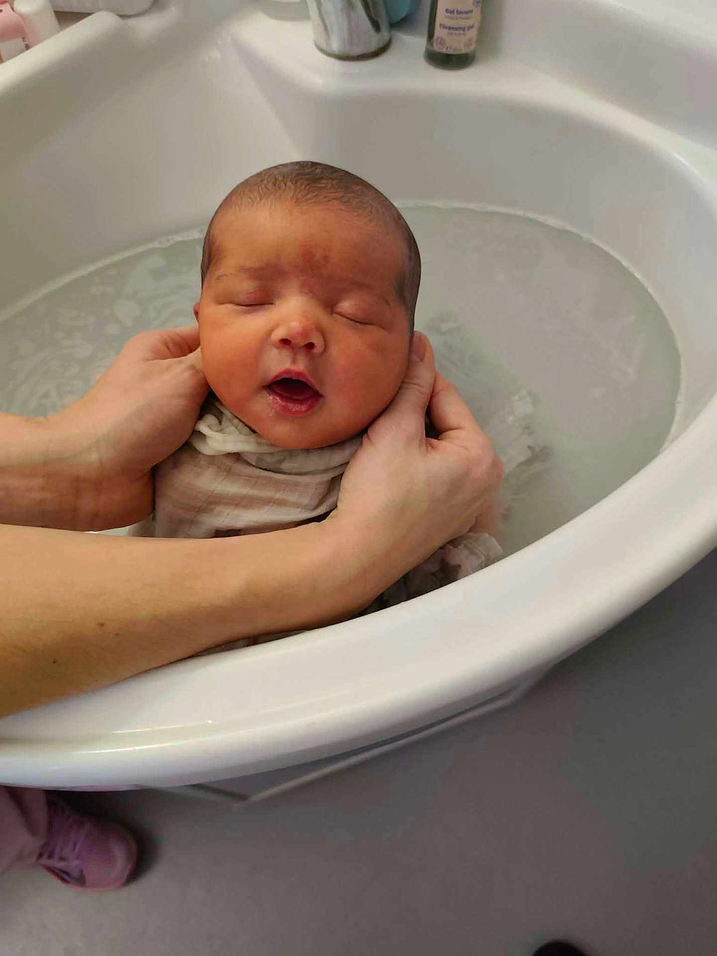 Alma participe au concours pour gagner de l'argent avec cette photo : newborn, baby, bathtub, bath, hands, infant, water, skin, person, tub, bathroom, care, sleeping, gentle, parental_care, young_child, closeup, head, comfort, rest